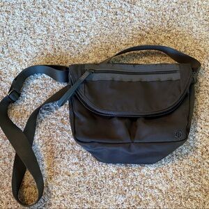 lululemon athletica all night festival Crossbody Bag in dark army green